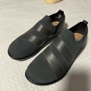 Clark’s size 8 grey shoes